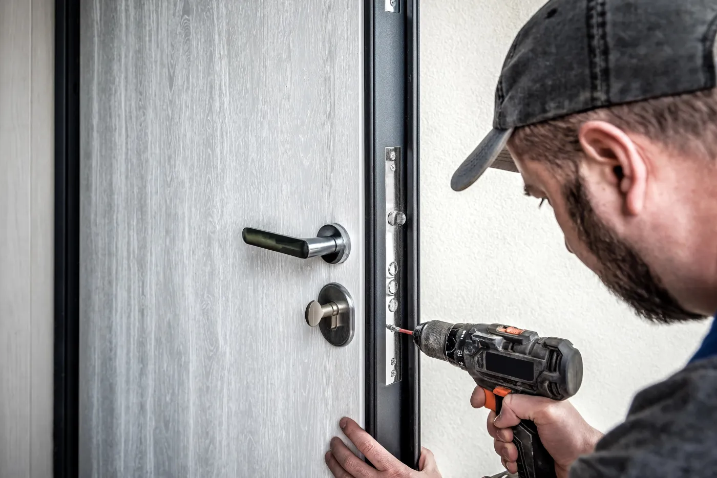 Montage d'une serrure multipoints sur une porte palière à La Courneuve
